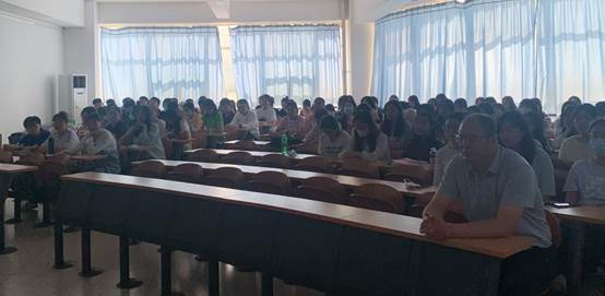 会议室里的人们中度可信度描述已自动生成