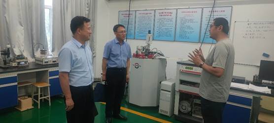 男人们站在房间里中度可信度描述已自动生成