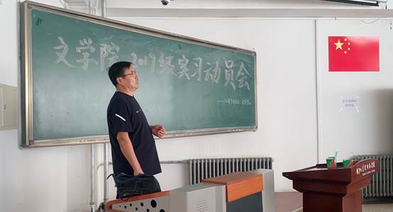 男人在房间里低可信度描述已自动生成